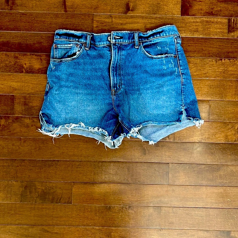 SOLD-Abercrombie and Fitch the 4” mom short high rise